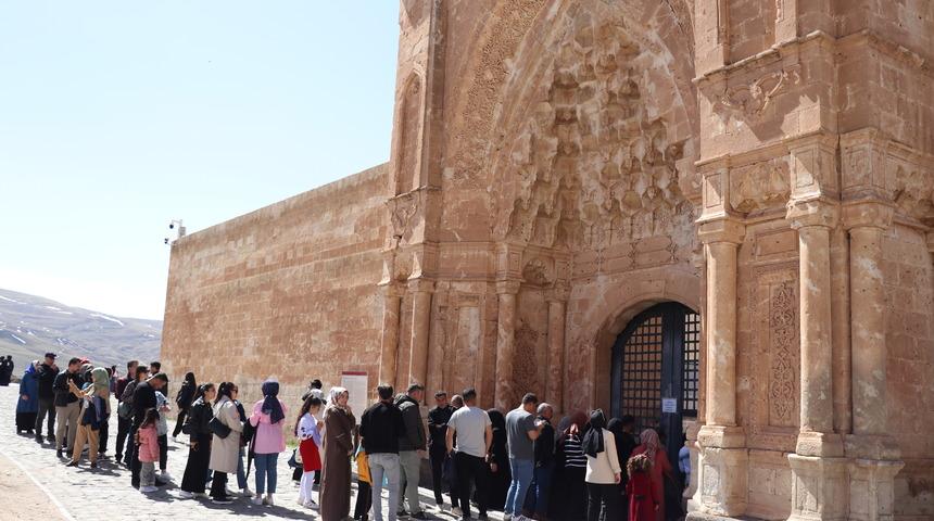 İshak Paşa Sarayı'nda Ramazan Bayramı tatili yoğunluğu
