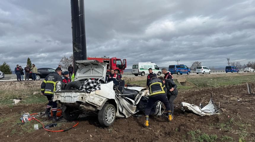 Afyonkarahisar'da otomobil reklam tabelasına çarptı! Sürücü hayatını kaybetti