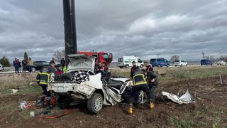 Afyonkarahisar'da otomobil reklam tabelasına çarptı! Sürücü hayatını kaybetti