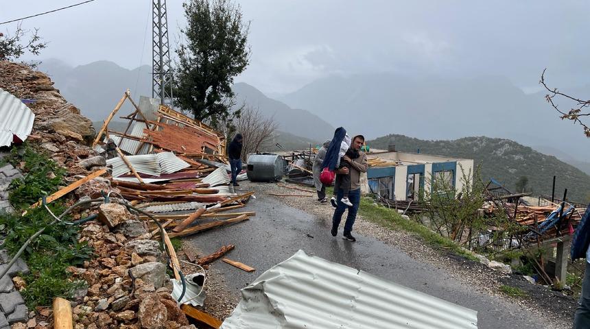 Kahramanmaraş'ta sağanak ve fırtına: 3 evin çatısı uçtu, çok sayıda ağaç devrildi