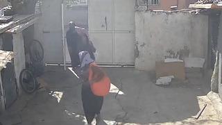 Eve giren kadın şahıslar, altınlarla kayıplara karıştı