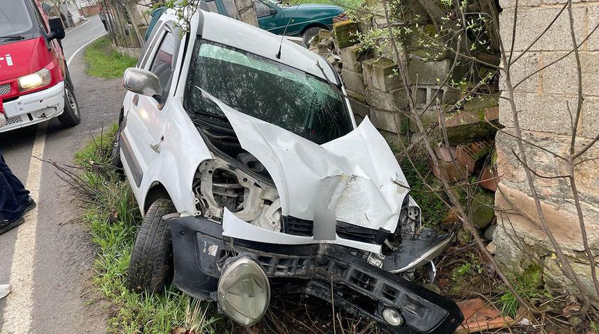 Balıkesir'de şarampole uçan otomobilin sürücüsü yaralandı