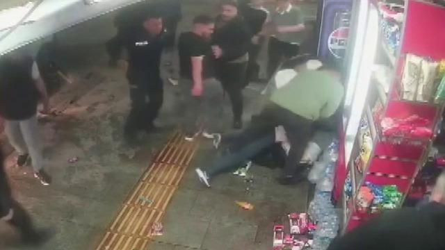 Kavgayı ayırmak istedi kendisi darp edildi: Kafasına 42 dikiş atıldı! Polisin yanında kafama en az 10-15 tane şişe vuruldu