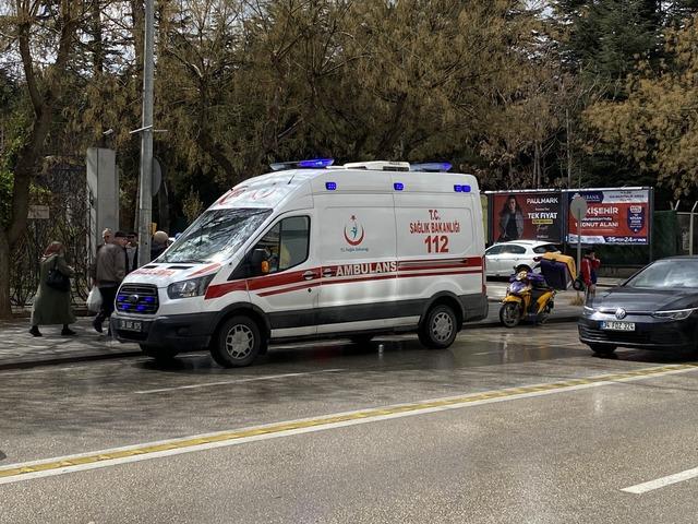 Islak zeminde kayarak yere düşen kurye yaralandı