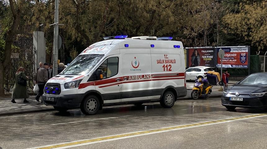 Islak zeminde kayarak yere düşen kurye yaralandı