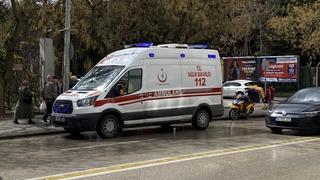 Islak zeminde kayarak yere düşen kurye yaralandı