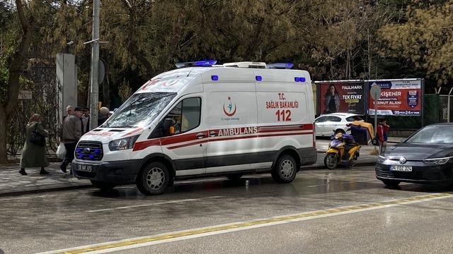 Islak zeminde kayarak yere düşen kurye yaralandı