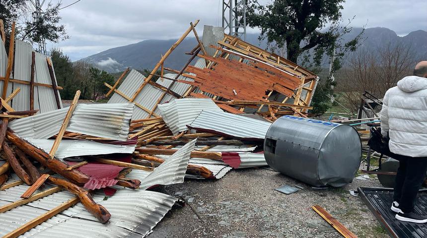 Kahramanmaraş'ta hortum hayatı adeta cehenneme çevirdi; çatılar uçtu, ağaçlar devrildi!