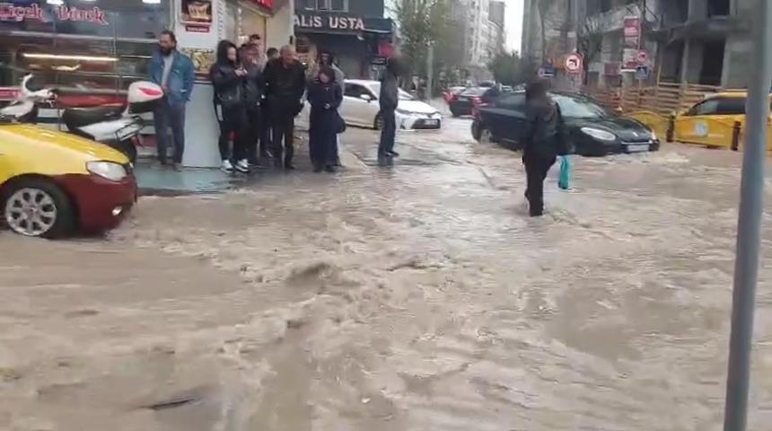 Elazığ’da sağanak yağış yaşamı olumsuz etkiledi; cadde ve sokaklar göle döndü!