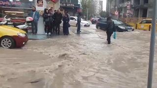 Elazığ’da sağanak yağış yaşamı olumsuz etkiledi; cadde ve sokaklar göle döndü!