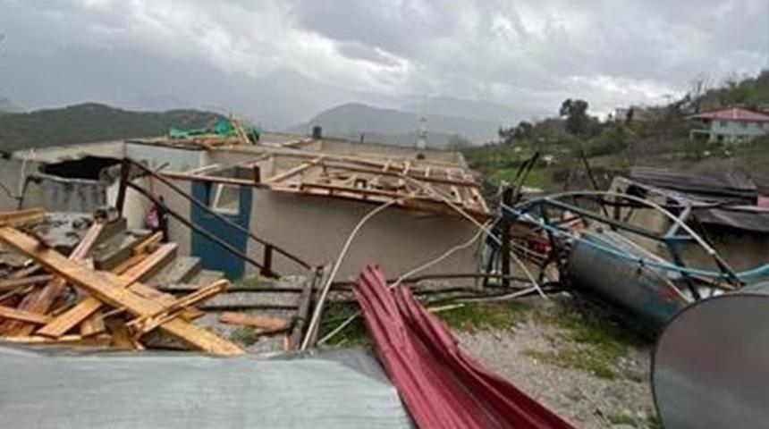 Kahramanmaraş'ta kuvvetli rüzgar çatıları uçurdu! Bölgeye ekip gönderildi