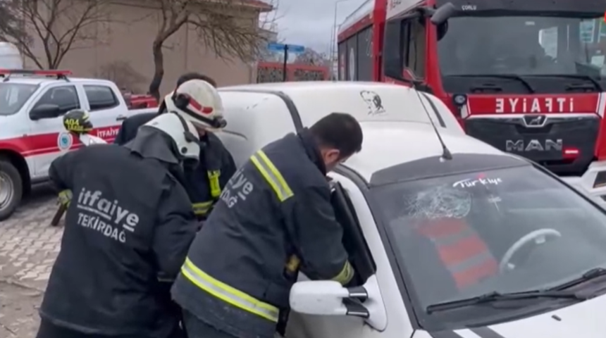 Çorlu'da trafik kazası! Araçta sıkışan yaralıyı itfaiye kurtardı