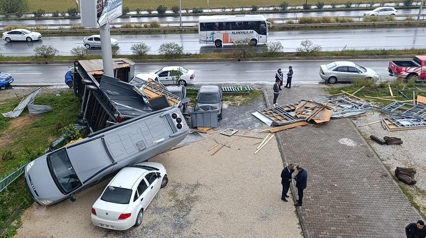 Meteoroloji uyardı! Ortalık savaş alanına döndü: Sağanak, fırtına ve hortum...