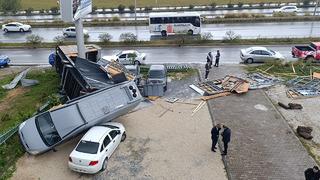 Meteoroloji uyardı! Ortalık savaş alanına döndü: Sağanak, fırtına ve hortum...