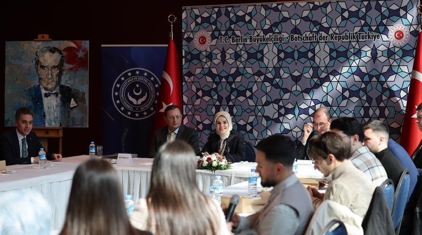 Bakan Göktaş, Berlin'de gurbetçilerle buluştu