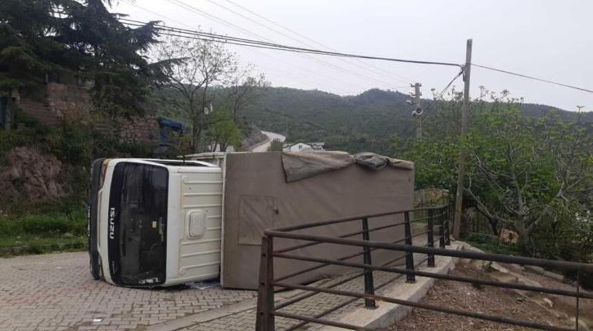 Freni boşalan kamyonet devrildi: 1 yaralı