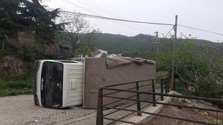 Freni boşalan kamyonet devrildi: 1 yaralı