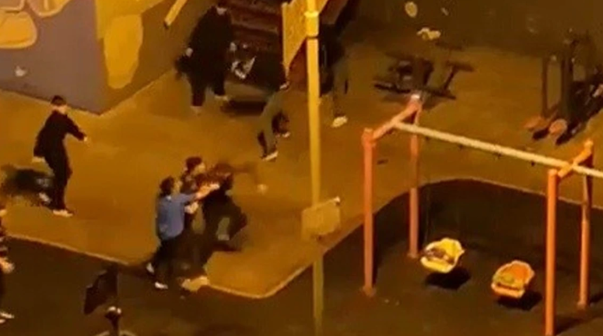 Çocuk parkında tekmeli yumruklu kavga