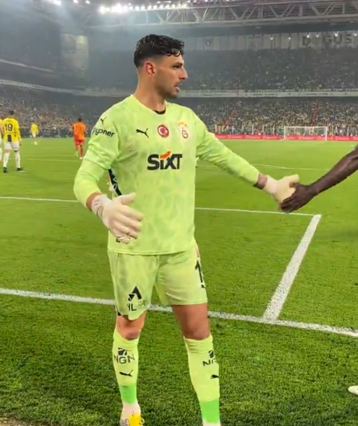 Fenerbahçe-Galatasaray derbisinde çok ilginç an! O diyalog TV'den net şekilde duyuldu! Top toplayıcı çocuktan Günay Güvenç'e tepki G2