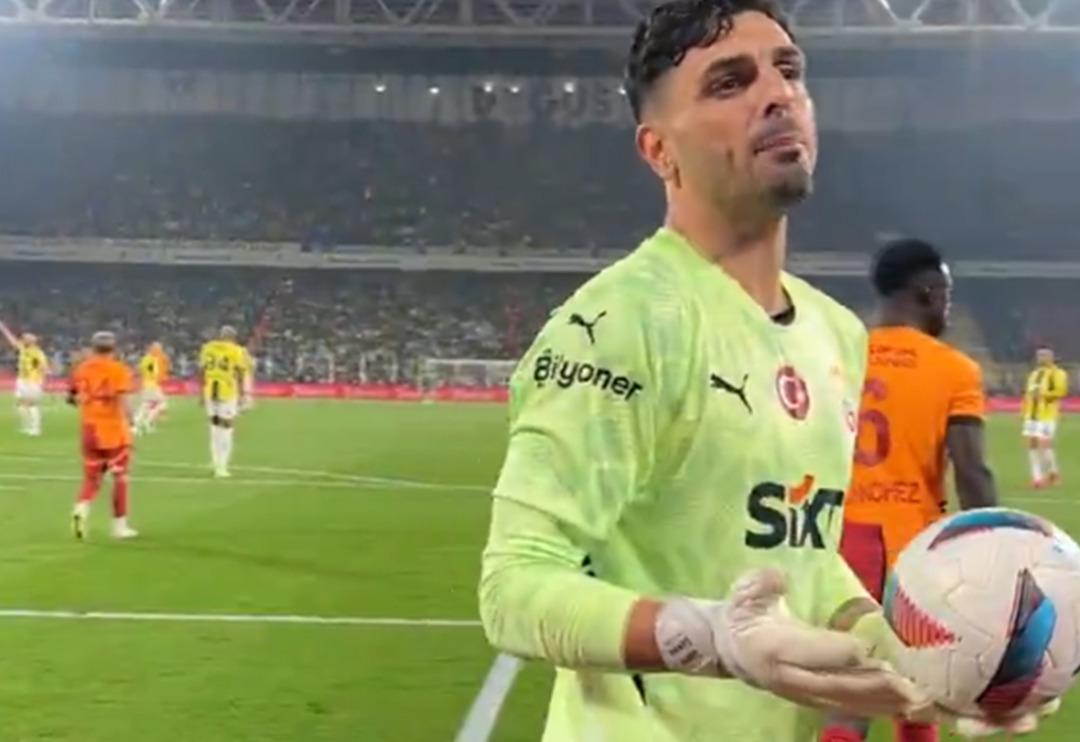 Fenerbah&ccedil;e-Galatasaray derbisinde &ccedil;ok ilgin&ccedil; an! O diyalog TV'den net şekilde duyuldu! Top toplayıcı &ccedil;ocuktan G&uuml;nay G&uuml;ven&ccedil;'e tepki