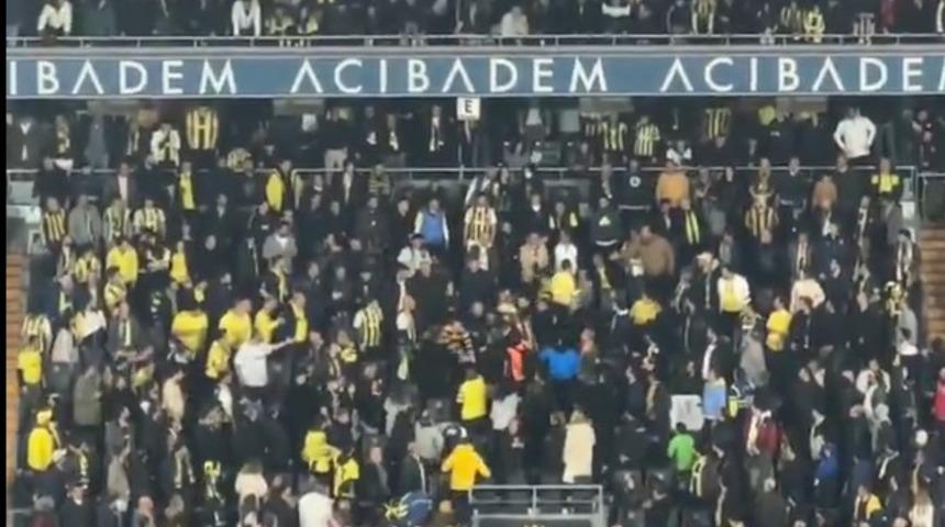 Fenerbahçe Galatasaray derbisinde ortalık karıştı! Osimhen'in golünden sonra taraftarlar birbirine girdi