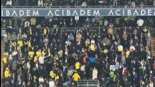 Fenerbahçe Galatasaray derbisinde ortalık karıştı! Osimhen'in golünden sonra taraftarlar birbirine girdi