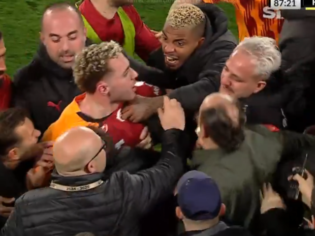 SON DAKİKA: Kadıköy'de ortalık karıştı! Fenerbahçe-Galatasaray derbisi durdu... Tam 4 kırmızı kart!