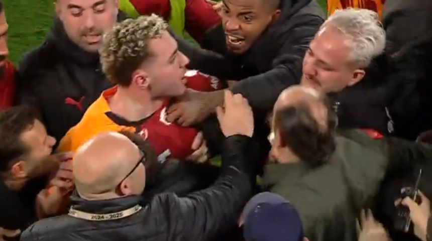 SON DAKİKA: Kadıköy'de ortalık karıştı! Fenerbahçe-Galatasaray derbisi durdu... Tam 4 kırmızı kart!