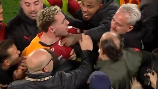 SON DAKİKA: Kadıköy'de ortalık karıştı! Fenerbahçe-Galatasaray derbisi durdu... Tam 4 kırmızı kart!