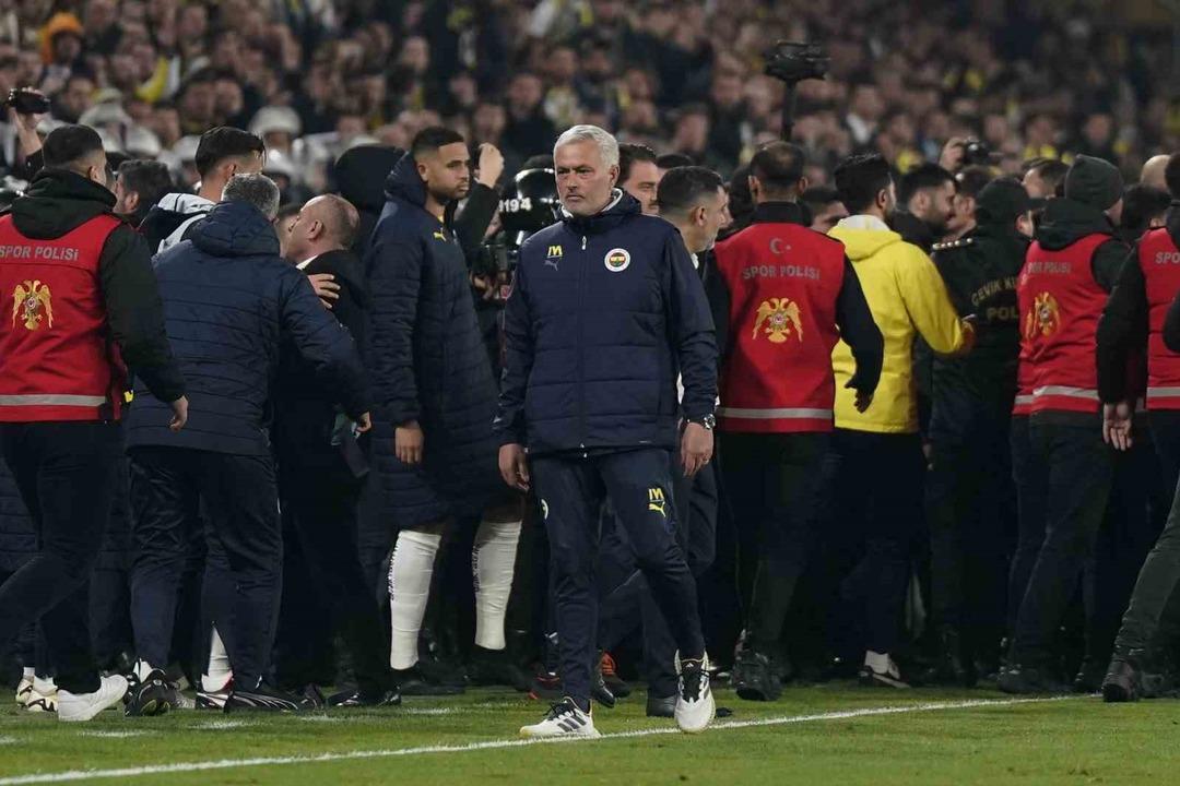 Fenerbahçe den maç sonunda beklenmedik hamle! Yönetim talimat verdi, oyuncular katılmadı 2