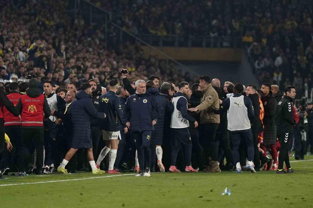 Galatasaray cephesinden Jose Mourinho ya cevap! "Dünyanın neresinde bunu yapabiliyor, Türkiye’yi neresi zannediyor?" 1