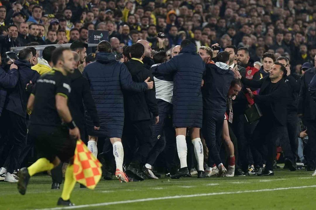 Galatasaray cephesinden Jose Mourinho ya cevap! "Dünyanın neresinde bunu yapabiliyor, Türkiye’yi neresi zannediyor?" 2