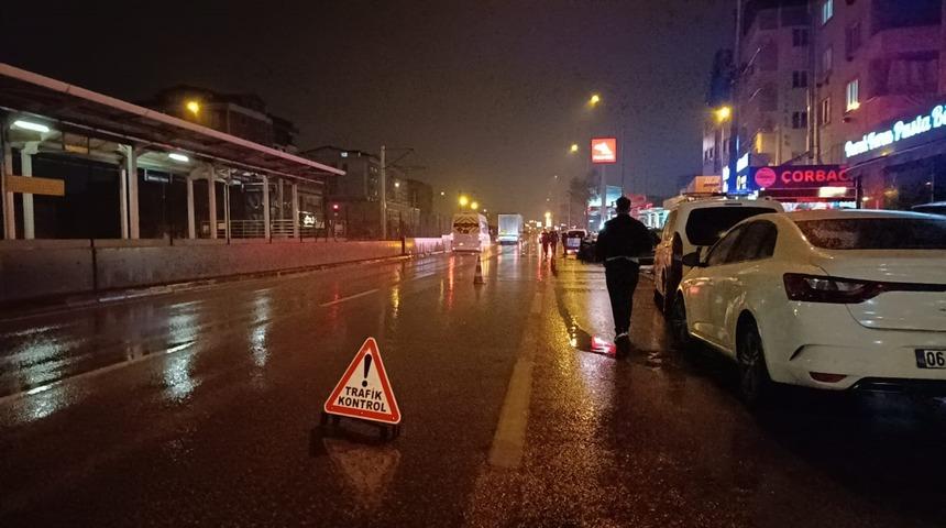 Hasarlı kaza sonrası yolda güvenlik önlemi alan polise kamyonet çarptı!