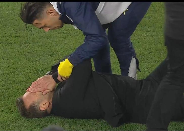 Galatasaray'a 2-1 mağlup olan Mourinho'nun Okan Buruk'a hareketi dünya basınında: Çok garip! G1