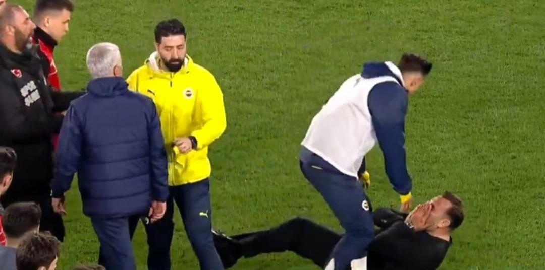 Galatasaray'a 2-1 mağlup olan Mourinho'nun Okan Buruk'a hareketi d&uuml;nya basınında: &Ccedil;ok garip!