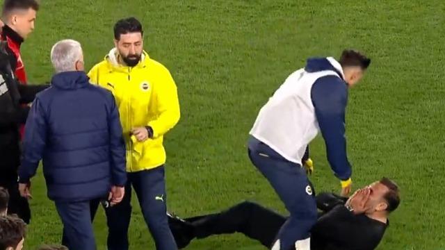 Galatasaray'a 2-1 mağlup olan Mourinho'nun Okan Buruk'a hareketi dünya basınında: Çok garip!