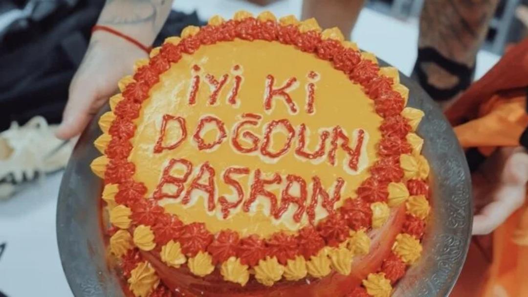 Galatasaraylı futbolculardan Fenerbahçe karşısında alınan galibiyet sonrası Ali Koç a hediye! Giderken soyunma odasında bıraktılar 2