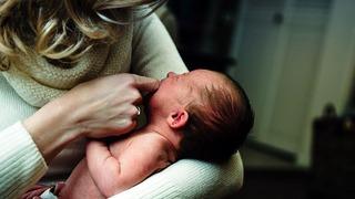 İkiz bebek bekleyerek doğuma girdi bir çocuğunun hiç olmadığı iddia edildi!