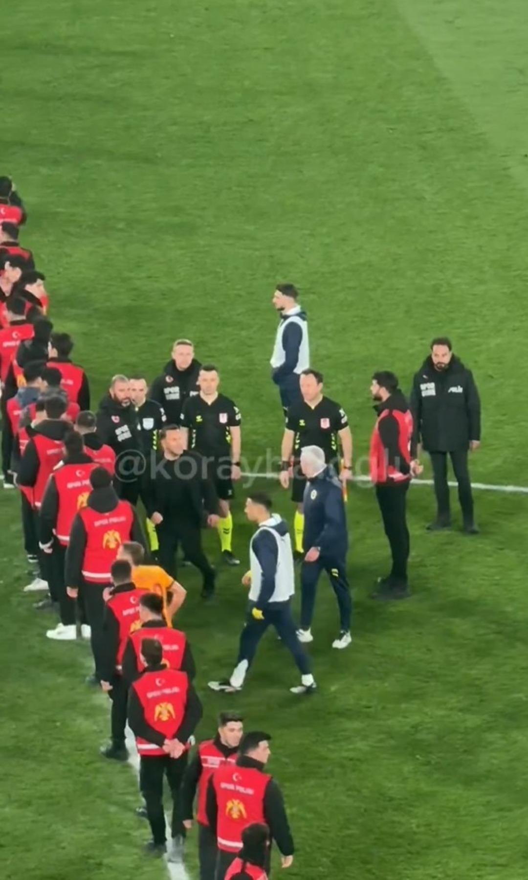 Okan Buruk - Mourinho olayının yeni görüntüsü! Burun sıkmanın hemen öncesinde Okan hoca da meğerse... 1