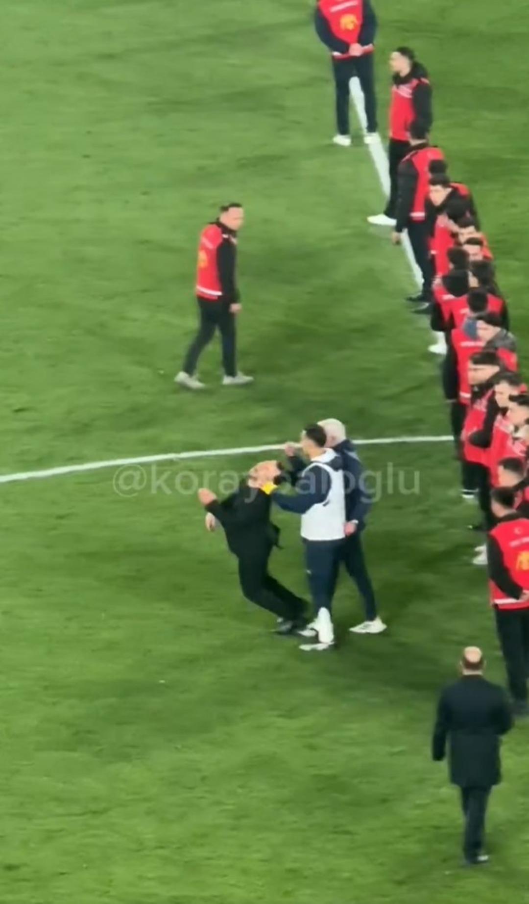 Okan Buruk - Mourinho olayının yeni görüntüsü! Burun sıkmanın hemen öncesinde Okan hoca da meğerse... 2