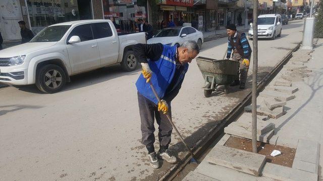 Silopi’de yağmur suyu tahliye kanalları temizlendi