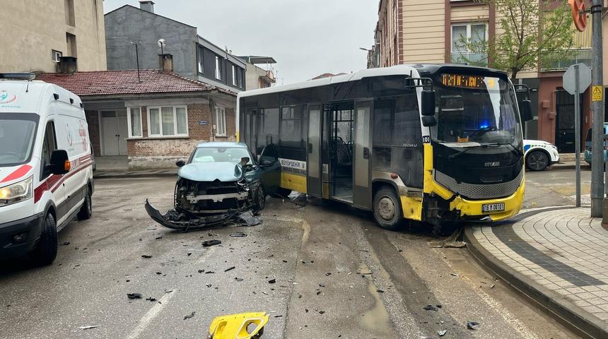 Bursa'da korkunç kaza! Otomobil, halk otobüsüne çarptı: 3 kişi yaralandı
