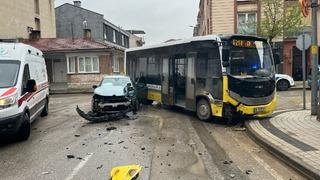 Bursa'da korkunç kaza! Otomobil, halk otobüsüne çarptı: 3 kişi yaralandı