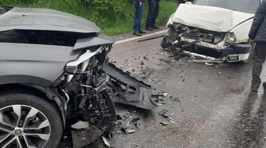 Alaplı'da kafa kafaya çarpışan otomobillerde 2 kişi yaralandı