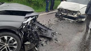 Alaplı'da kafa kafaya çarpışan otomobillerde 2 kişi yaralandı