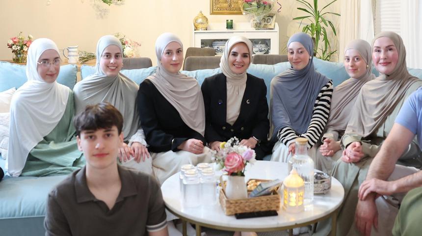 Bakan Göktaş "Berlinli Altızlar"ın evine konuk oldu