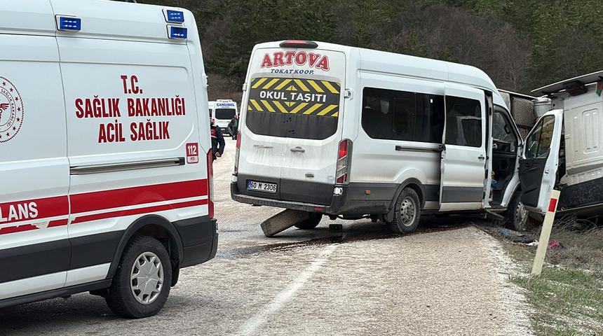 Tokat'ta feci kaza! Tır ve yolcu servisi çarpıştı: 6 kişi yaralandı