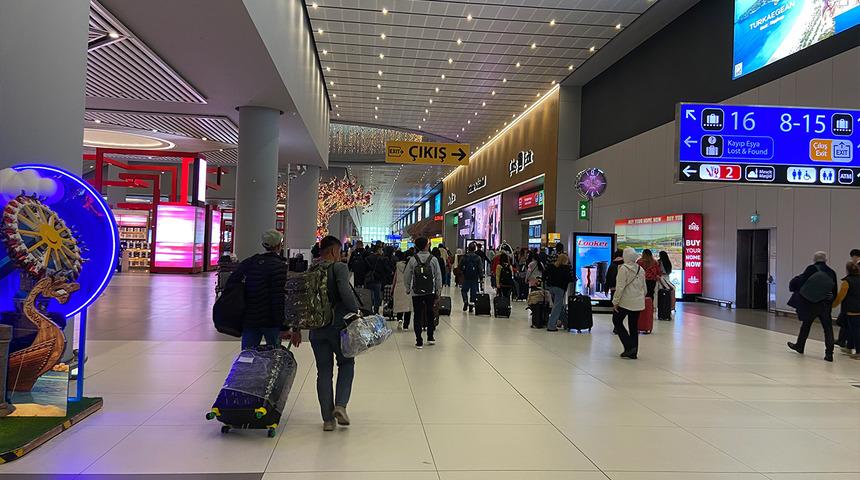 Ramazan Bayramı dönüşleri başladı! İstanbul Havalimanı'nda yoğunluk yaşandı