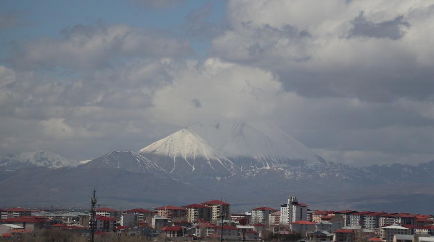 Ağrı'daki Kösedağ baharda beyaza büründü