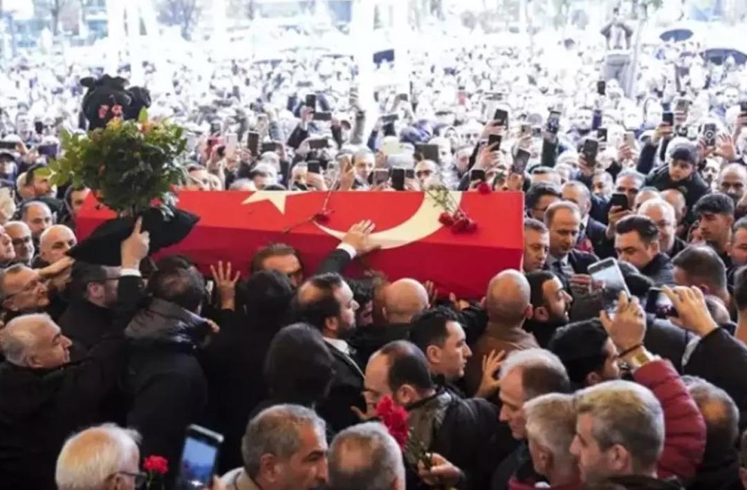 Volkan Konak ın sahnede fenalaştığı an paylaşıldı... KKTC Sağlık Bakanlığı iddialara videolu yanıt verdi 1